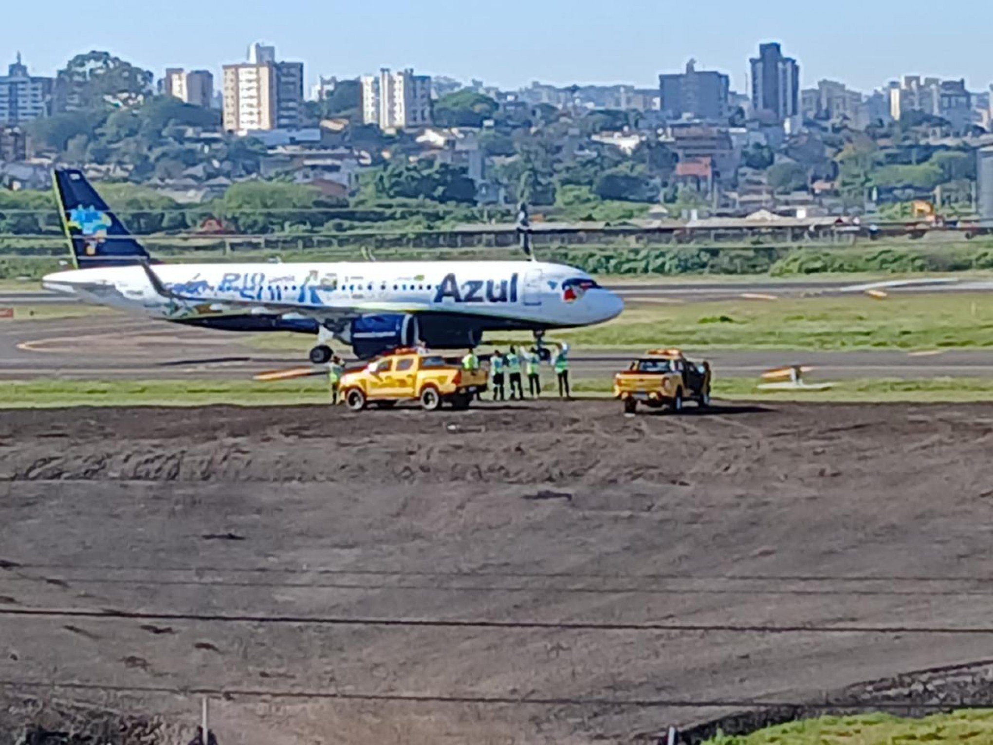 VÍDEO: Gaúchos no comando e aeronave com pintura especial são destaques na retomada do Salgado Filho