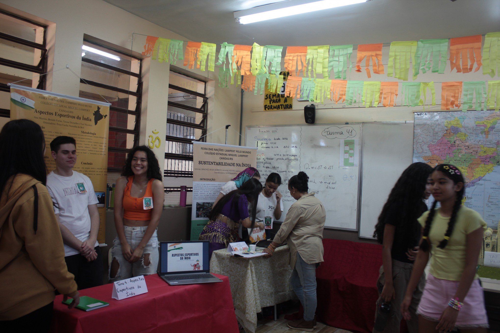 Estudantes ensinam sobre países em Feira das Nações no Colégio Miguel Lampert em Canoas