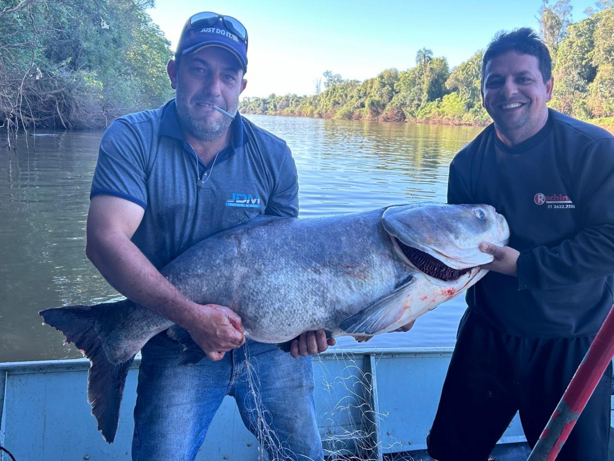 Pescador da região pega peixe de mais de 50 quilos no Rio Caí