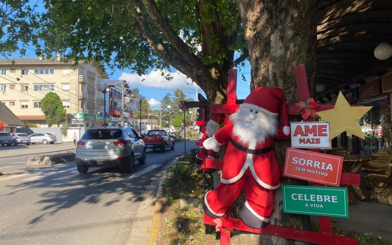 Canela recebe decoração do Sonho de Natal, em dia de sol