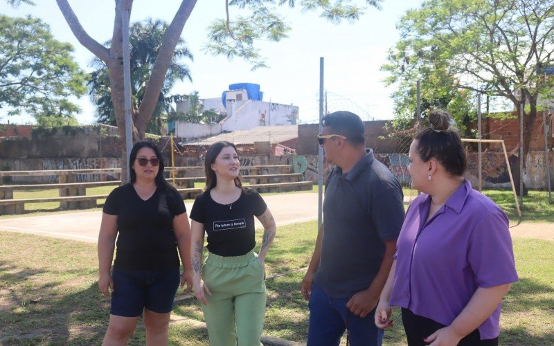 Jaqueline, Camila, Cristiano e Julia na Praça Novo Sinos