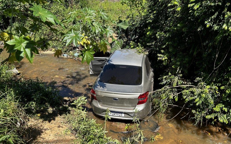 Na fuga, criminosos entraram em rua sem saída e acabaram caindo em arroio 