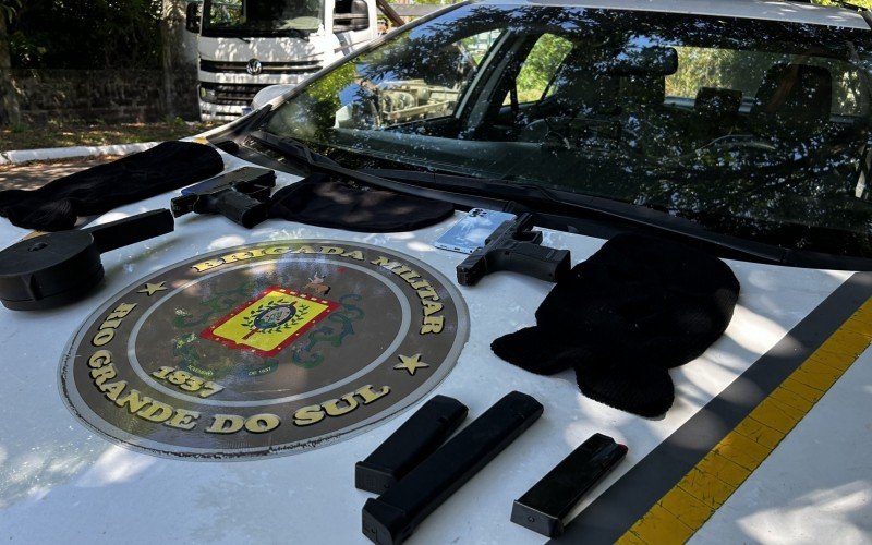 Armas, munições e carregadores de pistola foram apreendidos com os criminosos