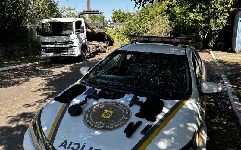 Armas, munições e carregadores de pistola foram apreendidos com os criminosos