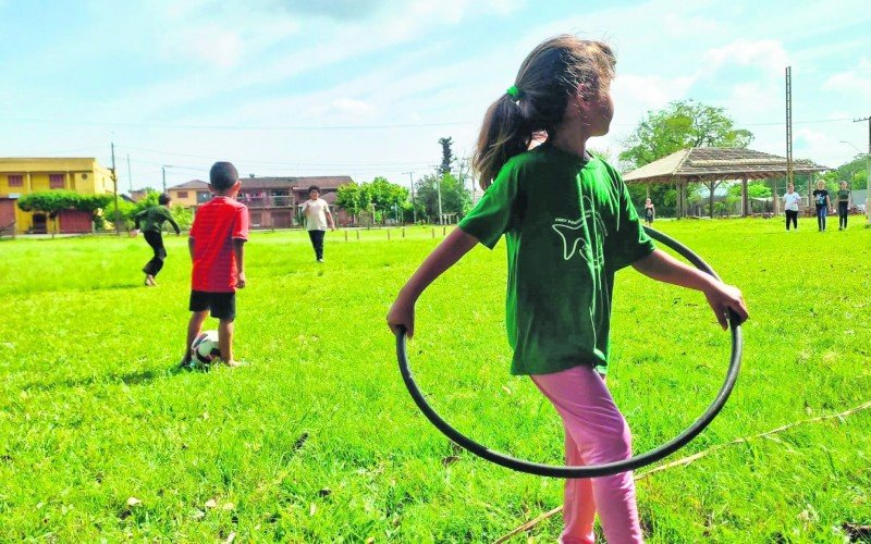 Brincadeiras com bambolês e o tradicional futebol | abc+