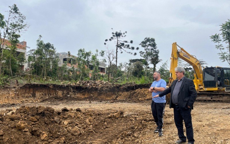 Prefeito vistoria obras do novo acesso ao hospital e de ampliação do estacionamento 