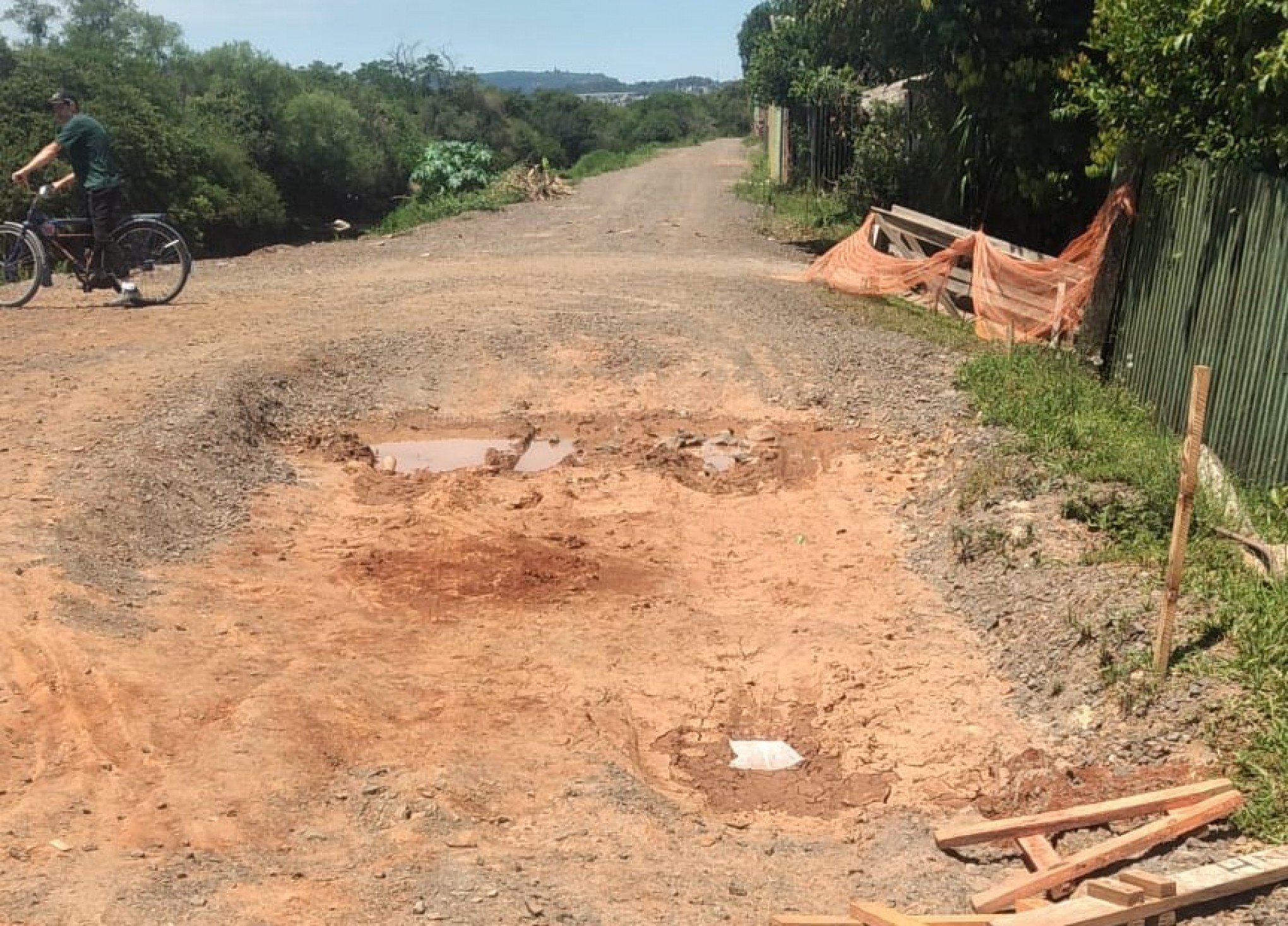 Dique com rebaixamento e valeta aberta no bairro Santo Afonso preocupa moradores