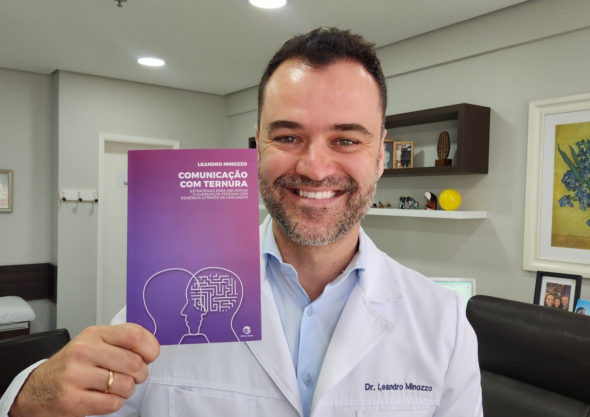 ALZHEIMER: Médico da região enfatiza comunicação adaptada entre pacientes e familiares em novo livro