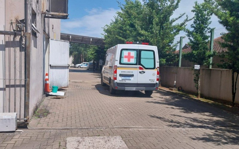 Ambulância que deve levar policial até o Hospital da Brigada Militar | abc+