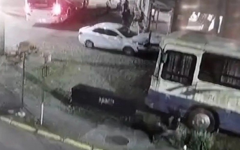 Câmeras flagraram momento em que homem deixou criança para trás em um ônibus na rodoviária | abc+