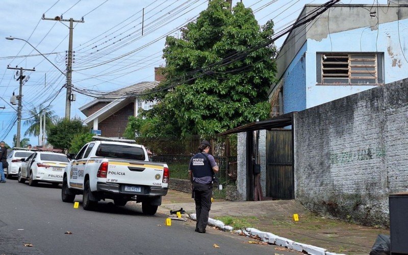 Local onde aconteceu ataque a tiros é isolado após morte de atirador, no bairro Ouro Branco, em Novo Hamburgo | abc+