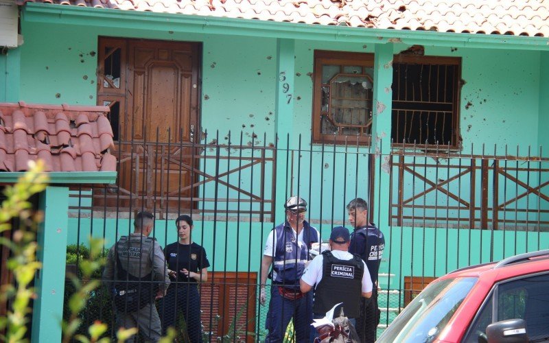 Perícia trabalha no local onde ocorreu ataque a tiros