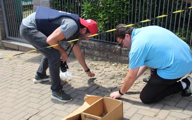 Perícia recolhe cartuchos no chão em Novo Hamburgo  | abc+