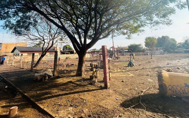 Praça Novo Sinos foi severamente atingida pela enchente de maio, ficando com muita lama, lixo e deixando brinquedos quebrados