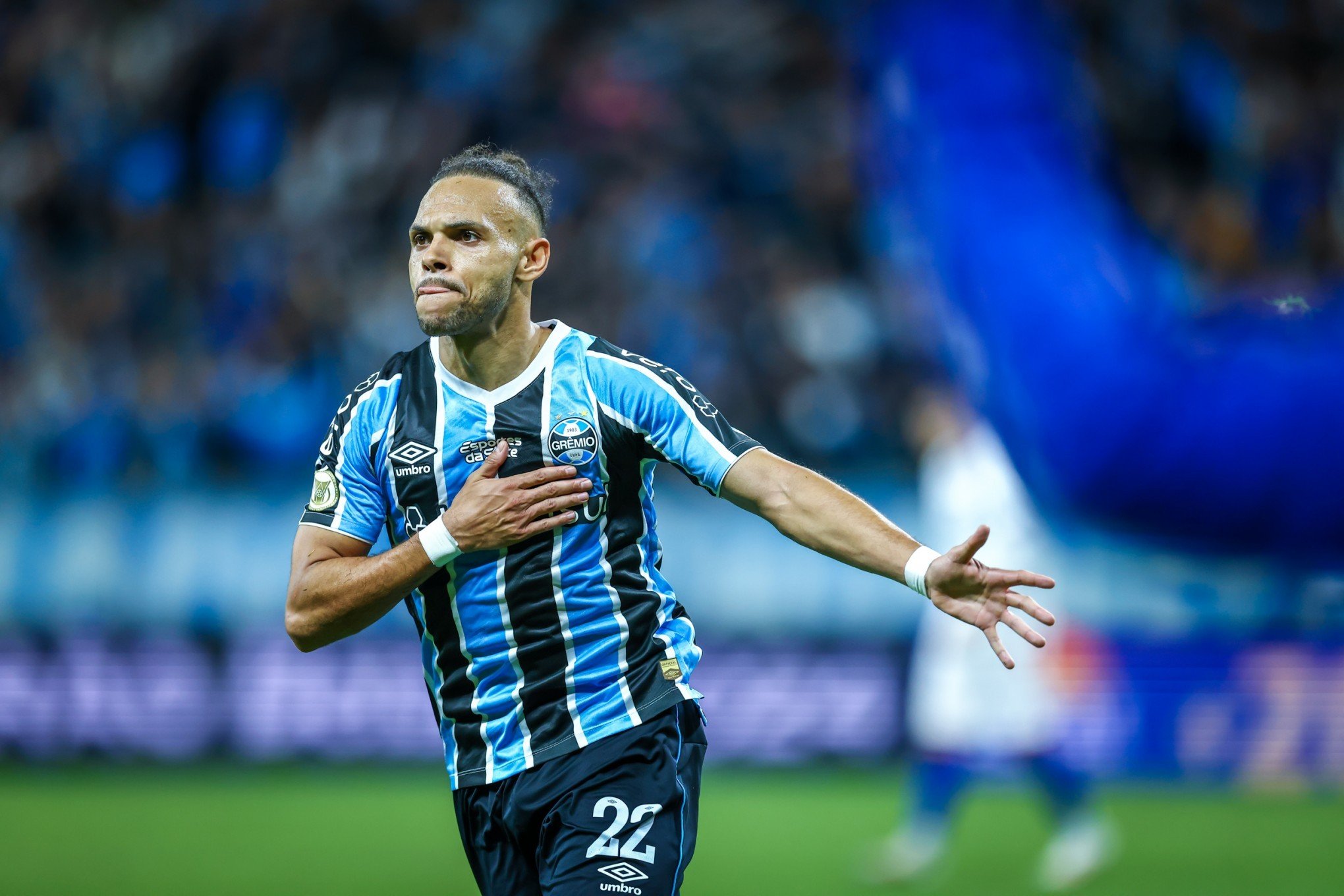 Braithwaite fala sobre sua chegada no Grêmio, disputa com Diego Costa, cultura brasileira, violência e Série A