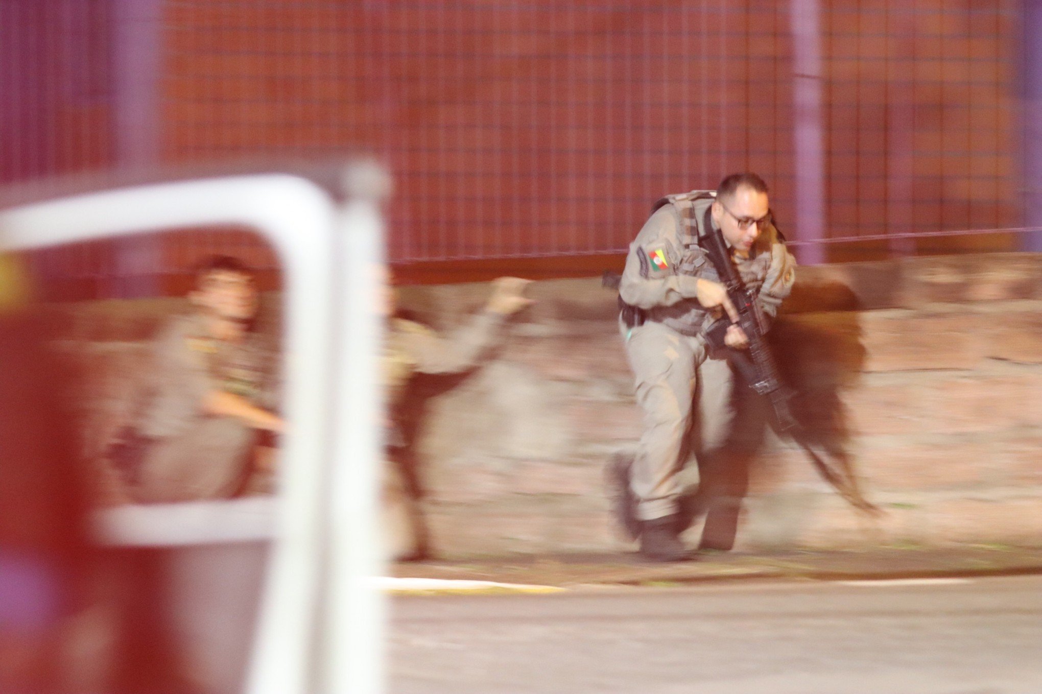 Veja imagens do cerco policial que já dura mais de nove horas no bairro Ouro Branco