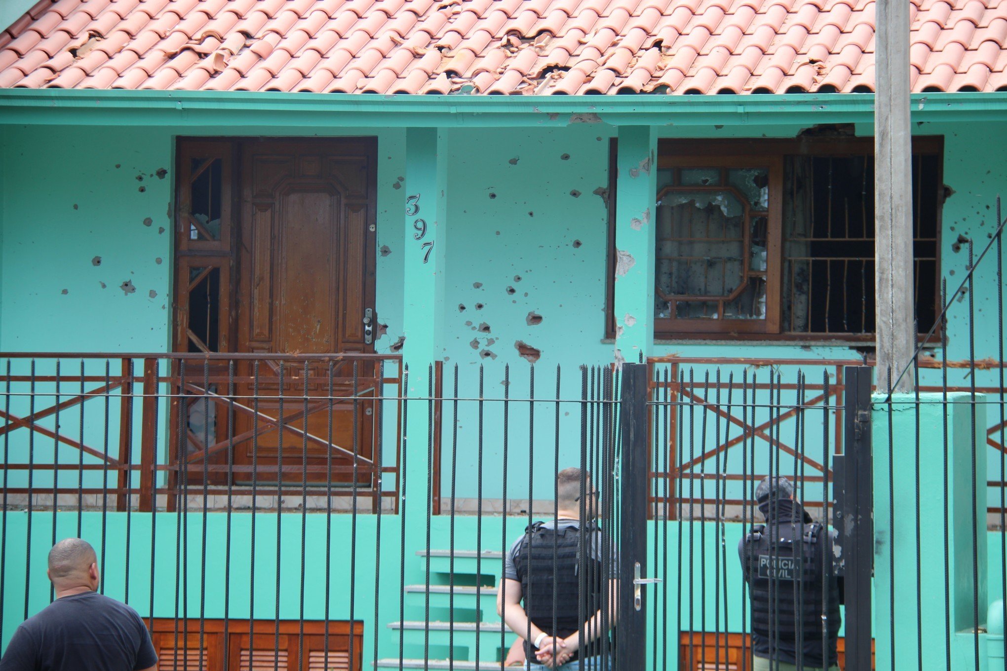 Veja como ficou o interior da casa onde houve o ataque a tiros em Novo Hamburgo