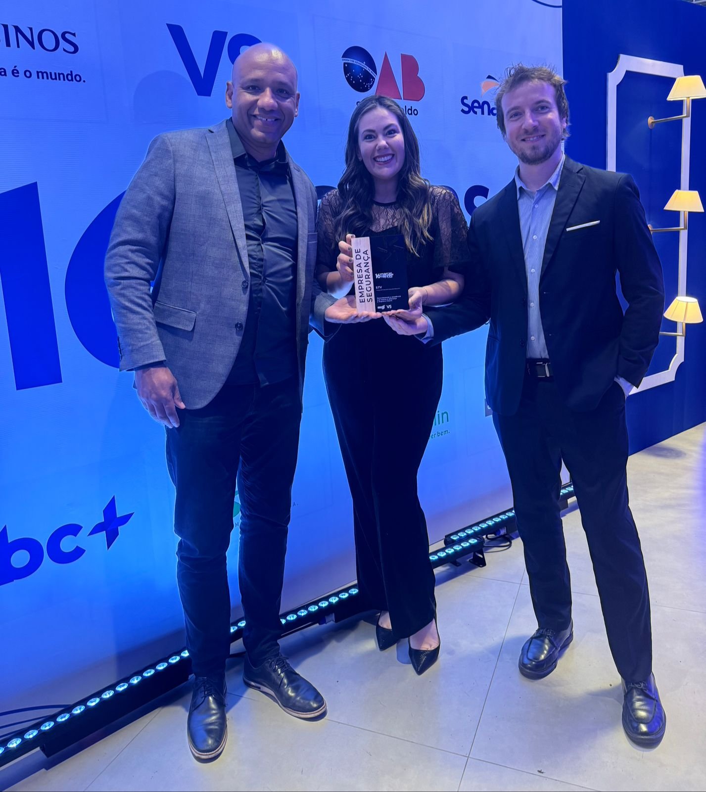 Emerson Rocha, gestor de Neg&oacute;cios da STV Seguran&ccedil;a, com Antonella Teixeira e Henrique Musso, consultores comerciais. | abc+