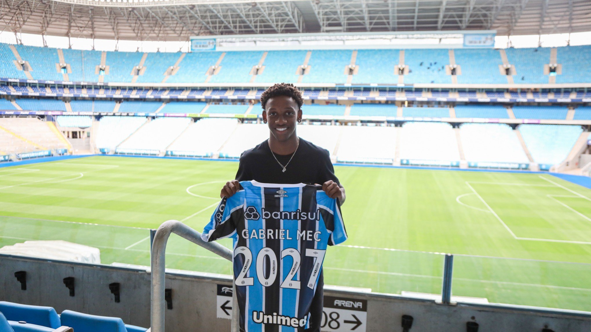 Joia da base do Grêmio cobiçada por gigante europeu assina primeiro contrato profissional