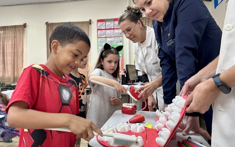 Alunos da escola Maximiliano Hahn fazem atividades sobre higiene bucal 