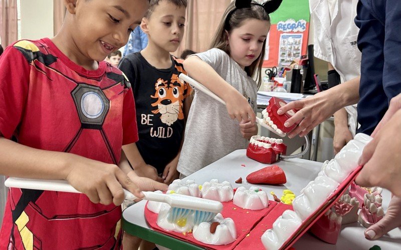 Alunos da escola Maximiliano Hahn fazem atividades sobre higiene bucal 