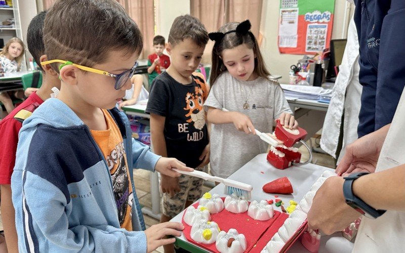 Alunos da escola Maximiliano Hahn fazem atividades sobre higiene bucal 