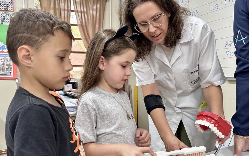 Alunos da escola Maximiliano Hahn fazem atividades sobre higiene bucal 