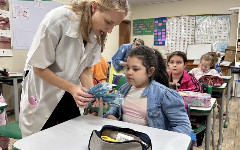 Alunos da escola Maximiliano Hahn fazem atividades sobre higiene bucal 