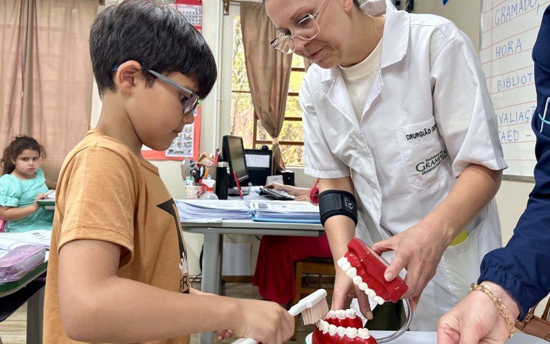 Alunos da escola Maximiliano Hahn fazem atividades sobre higiene bucal 