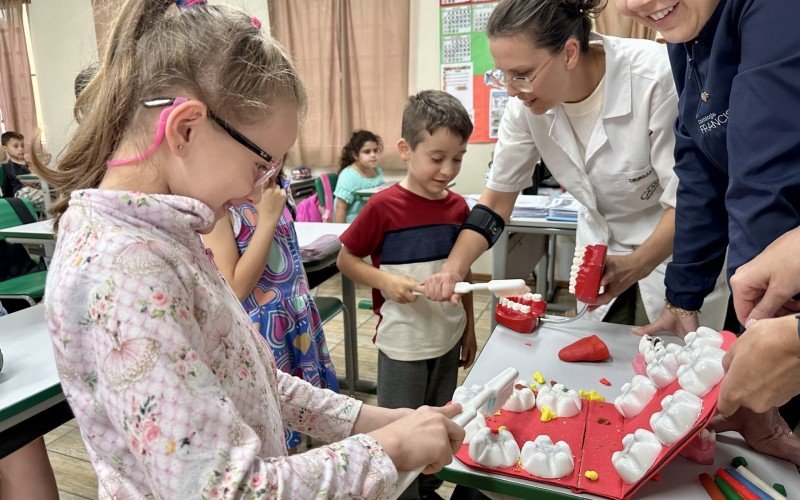 Alunos da escola Maximiliano Hahn fazem atividades sobre higiene bucal 