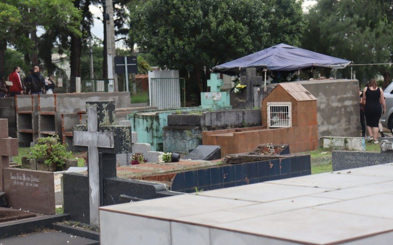 Enterro dos três mortos da família Crippa ocorreu no Cemitério Municipal Cristo Rei, em São Leopoldo, na tarde desta quinta-feira (24)