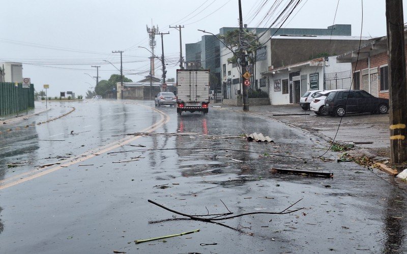 Estragos causados pelo vento em Novo Hamburgo 