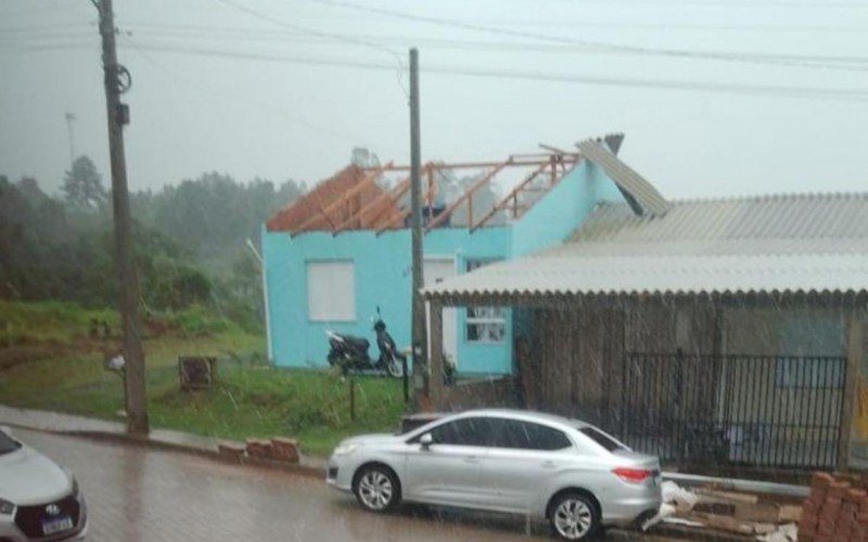 Passagem de tempestade deixa casas destelhadas em Campo Bom