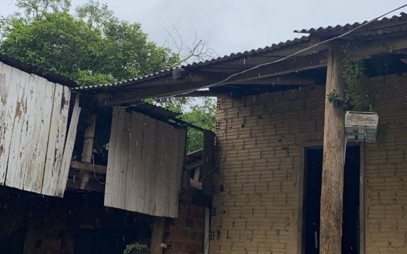 Passagem de tempestade deixa casas destelhadas em Campo Bom