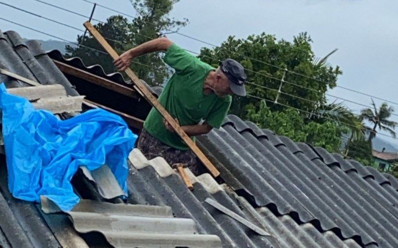 Passagem de tempestade deixa casas destelhadas em Campo Bom