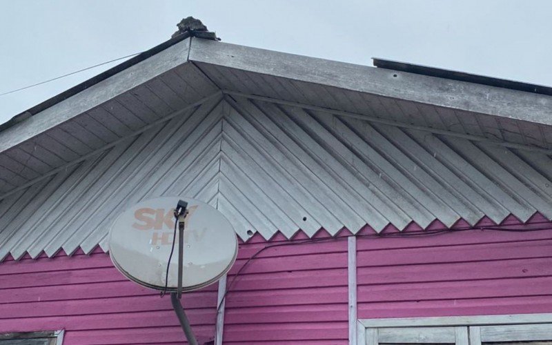 Passagem de tempestade deixa casas destelhadas em Campo Bom