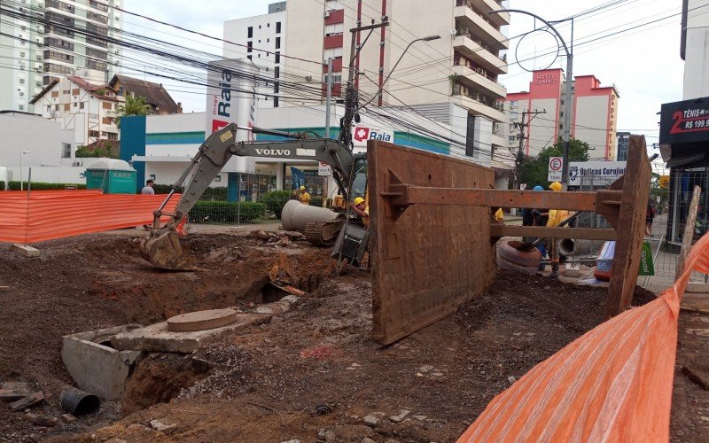 Atualmente, obras já estão na esquina com a Rua Lindolfo Collor