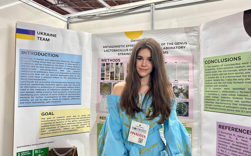 A estudante Daniela Dykun participa da feira com trajes culturais da Ucrânia | abc+