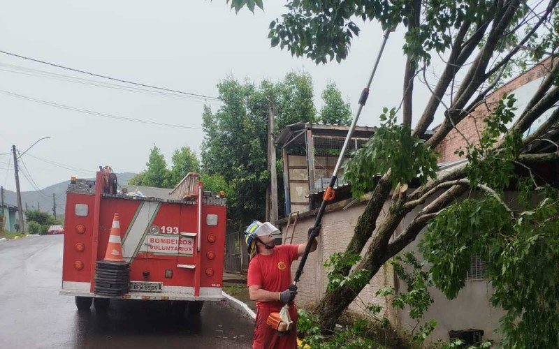 30 mil clientes da RGE seguem sem luz após vendaval que causou danos na Grande Porto Alegre