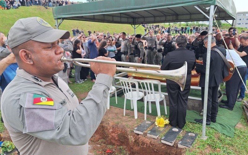 Emoção e honras militares marcam despedida de PM morto em ataque de atirador em Novo Hamburgo