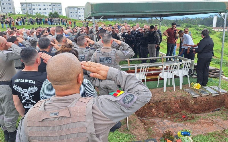 Emoção e honras militares marcam despedida de PM morto em ataque de atirador em Novo Hamburgo