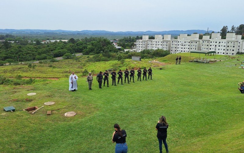 Emoção e honras militares marcam despedida de PM morto em ataque de atirador em Novo Hamburgo