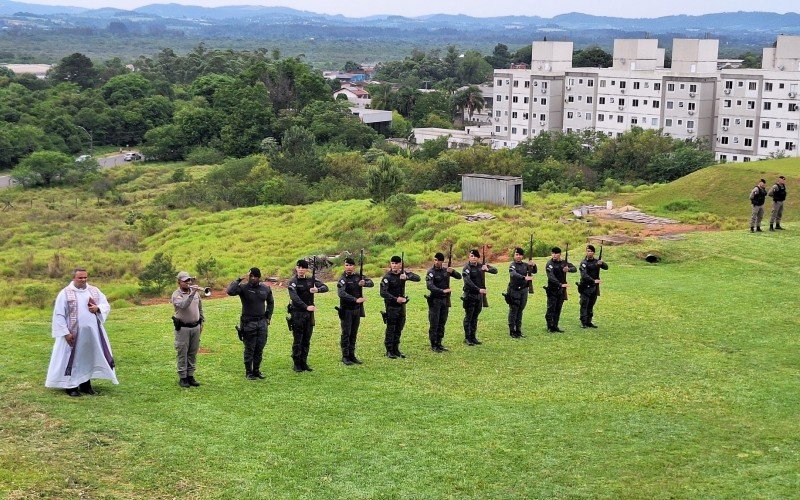 Emoção e honras militares marcam despedida de PM morto em ataque de atirador em Novo Hamburgo