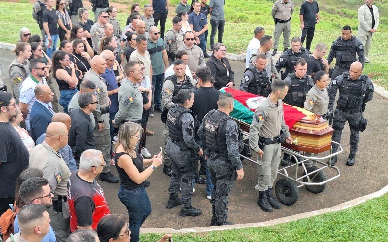 Emoção e honras militares marcam despedida de PM morto em ataque de atirador em Novo Hamburgo