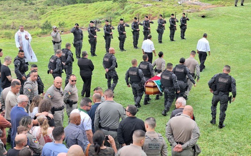 Emoção e honras militares marcam despedida de PM morto em ataque de atirador em Novo Hamburgo