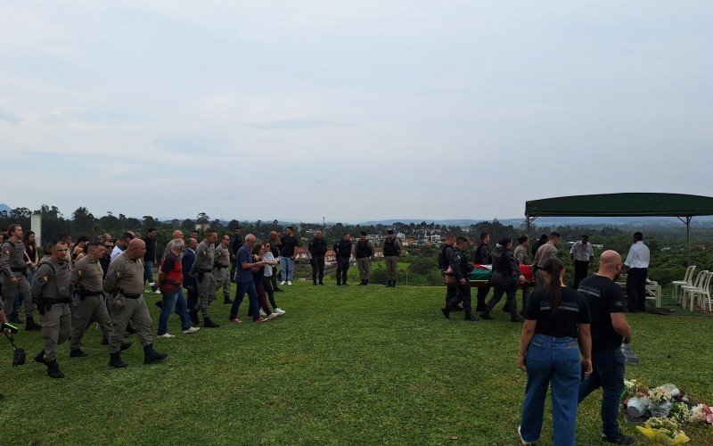 Emoção e honras militares marcam despedida de PM morto em ataque de atirador em Novo Hamburgo