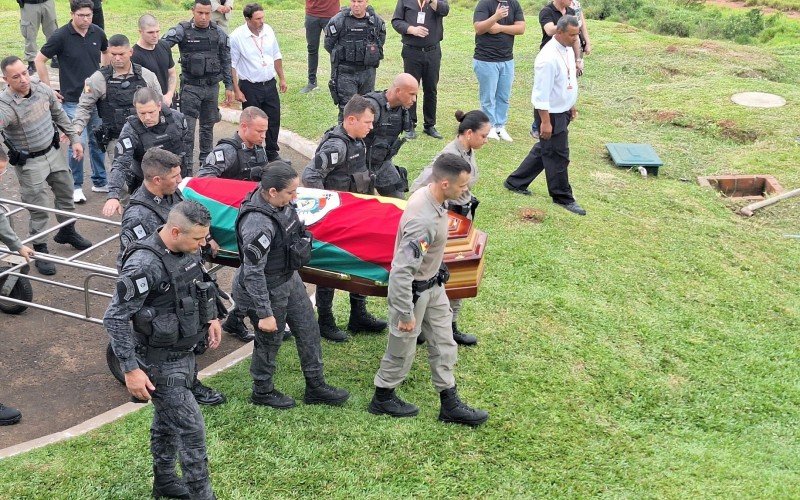 Emoção e honras militares marcam despedida de PM morto em ataque de atirador em Novo Hamburgo