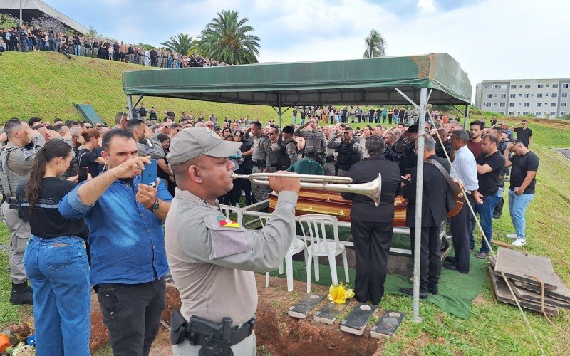 Emoção e honras militares marcam despedida de PM morto em ataque de atirador em Novo Hamburgo