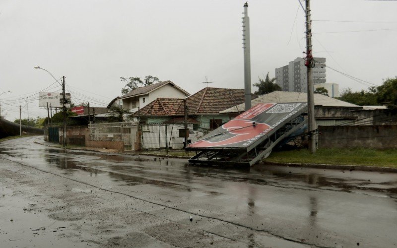 Após ventania, placa de publicidade cai e danifica muro e rede elétrica no Centro de Canoas