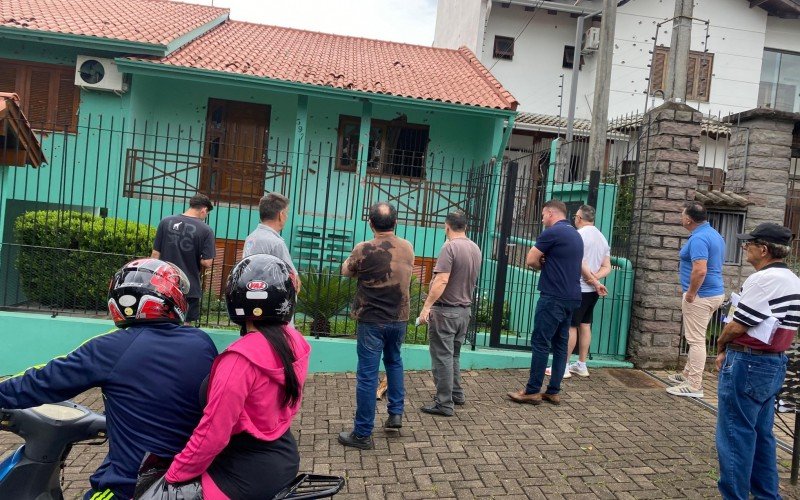 Residência da família Crippa, onde ocorreu ataque a tiros, atrai curiosos | abc+
